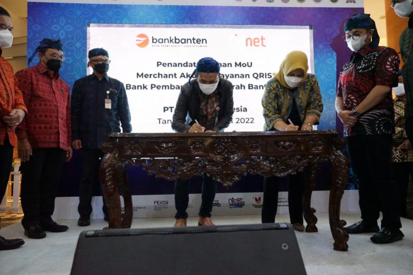 Direktur Business & Marketing Finnet Irena Aldanituti dan Direktur Utama BPD Banten Agus Syabarrudin melakukan penandatanganan Nota Kesepahaman (MoU) Layanan New Digital dan Merchant Akuisisi Layanan QRIS antara PT Finnet Indonesia dengan Bank Pembangunan Daerah Banten.