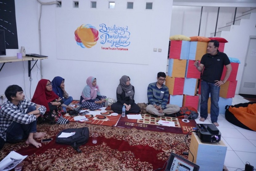 Direktur Capacity Building Yayasan Prasasti Perdamaian (YPP), Rizky Maulana (kanan) saat workshop How To Create Creative Video Content for Change di kantor YPP, Jakarta, Sabtu (25/11).