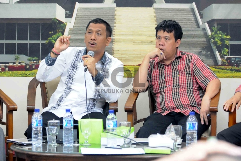Direktur Center for Budget Analysis (CBA) Uchok Sky Khadafi (kanan), Ketua Panitia Perancang Undang-Undang (PPUU) DPD Gede Pasek Suardika (kiri) menjadi pembicara dalam dialektika demokrasi di Kompleks Parlemen Senayan, Jakarta, Kamis (9/4). 