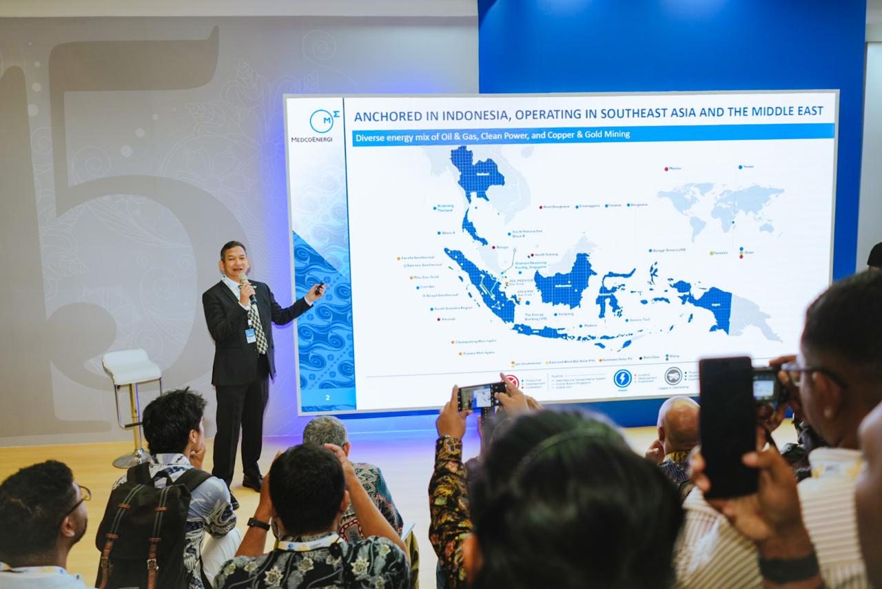 Direktur & Chief Administrative Officer PT Medco Energi International Tbk Amri Siahaan saat memberikan paparan di Booth MedcoEnergi Hall 3A, pada Indonesia Petroleum Association (IPA) Convex 2025, di Indonesia Convention Exhibition (ICE) BSD, Tangerang, Selasa (20/05/2025).