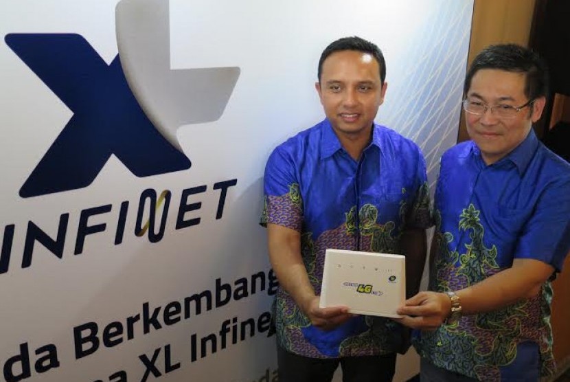 Direktur/Chief Digital Service Officer XL, Ongki Kurniawan (kanan) menunjukkan router pendukung layanan Infinet