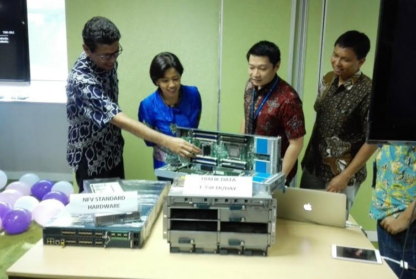  Direktur/Chief Services Management XL, Yessie D Yosetya memperhatikan perangkatnetwork functions virtualization 