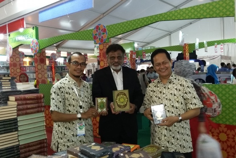 Direktur  Children Publications, Karachi, Pakistan Tahir Akhtar (tengah) bersama Ketua Ikapi DKI Jakarta Afrizal Sinaro (kanan)  dan Humas IBF 2016 Syahruddin El-Fikri.