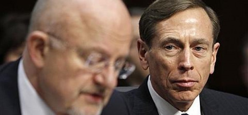 Direktur CIA David Petraeus (kanan) mendengarkan penuturan Direktur Intelijen AS, James Clapper di Capitol Hill, Washington DC (31/1).