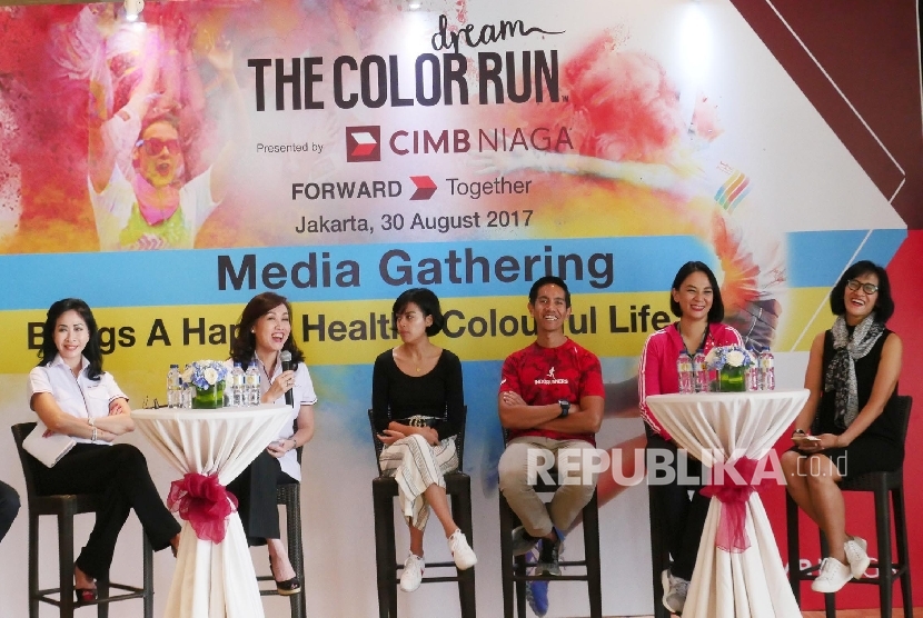 Direktur CIMB Niaga Lani Darmawan (kedua kiri) bersama Direktur CIMB Niaga Fransisca Oey (kiri) artis Eva Celia, Founder of Indorunner Reza Puspo, artis Dian Nitami dan Founder of Welldressed Sutji Sosowardojo (kiri-kanan) memberikan penjelasan pada acara media gathering di Jakarta, Rabu (30/8).