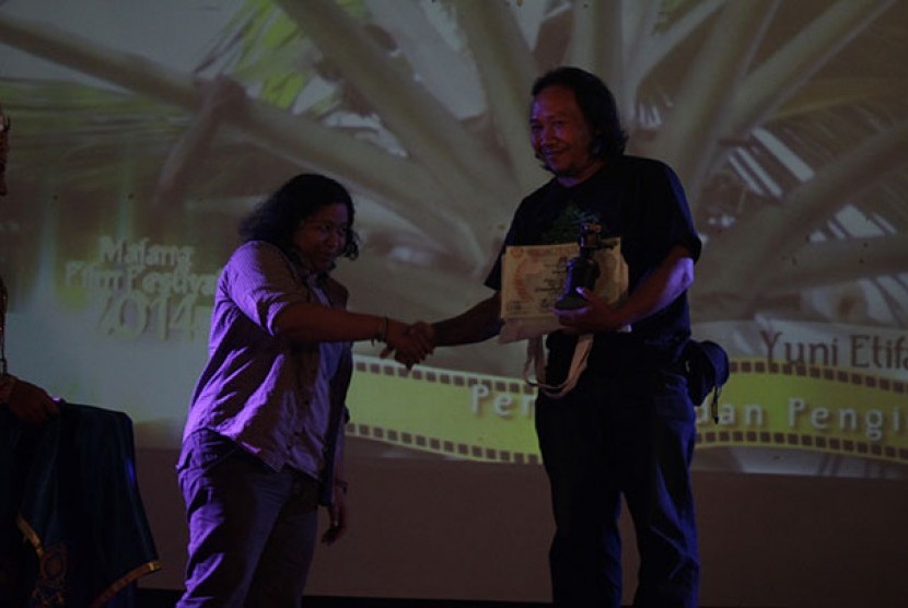 Direktur Cinema Lovers Community (CLC) Purbalingga, Bowo Leksono didaulat menerima penghargaan