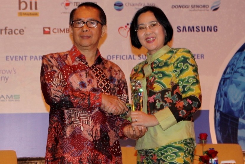 Direktur Compliance, Corporate Affairs & Legal CIMB Niaga L. Wulan Tumbelaka (kanan) menerima CSR Global Awards 2015 kategori Excellence in Provision of Literacy & Education Award di Yogyakarta, Kamis (19/3). 