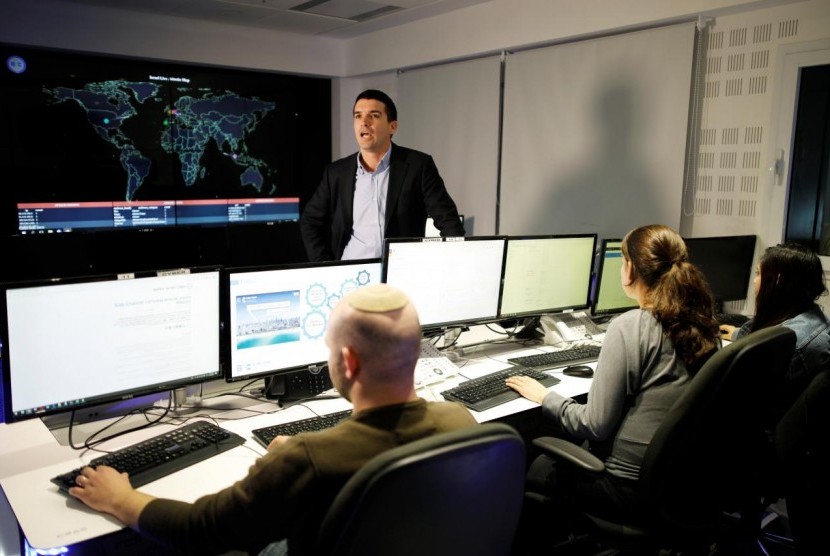Direktur Computer Emergency Response Center (CERT) Lavy Shtokhamer di fasilitas pengaduan kejahatan dunia maya di Beersheba, selatan Israel, Kamis, 14 Februari 2019. 