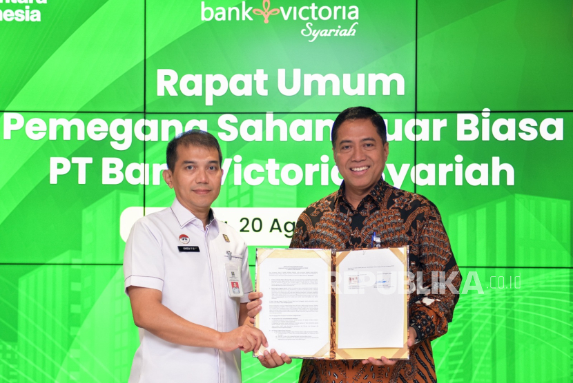 Direktur Consumer Banking PT Bank Tabungan Negara (Persero) Tbk Hirwandi Gafar (kanan) bersama Kepala Balai Harta Peninggalan Jakarta Amien Fajar Ocham seusai Rapat Umum Pemegang Saham Luar Biasa (RUPSLB) Bank Victoria Syariah di Menara BTN, Jakarta, Rabu (20/8/2025). RUPSLB tersebut menyetujui perubahan nama Bank Victoria Syariah menjadi Bank Syariah Nasional (BSN). 