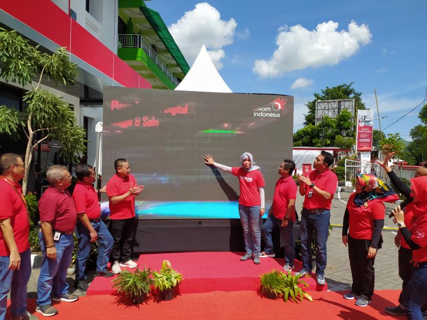 Direktur Consumer Service PT Telkom Indonesia (Persero) Tbk, Siti Choiriana (tengah) saat meresmikan Plasa Telkom Digital di Yogyakarta, Jumat (6/3).