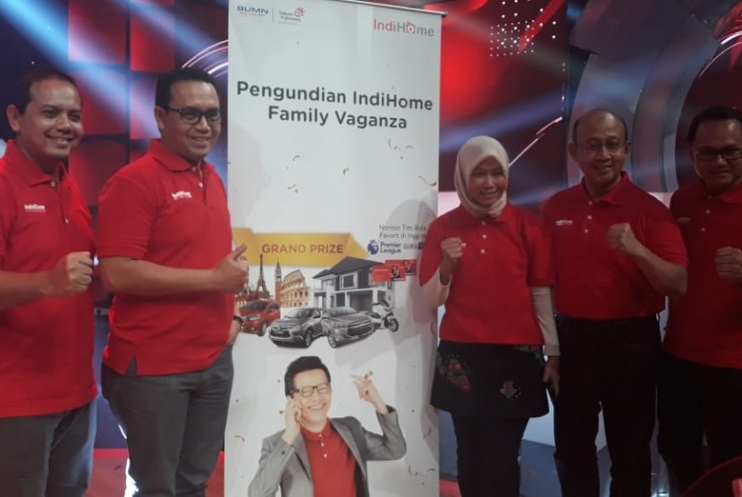 Direktur Consumer Service Telkom Indonesia Siti Choriana (tengah, berjilbab) berfoto bersama dengan jajarannya usai acara Pengundian hadiah yang dilakukan langsung dari studio 1 Trans TV, Kamis (21/2). 