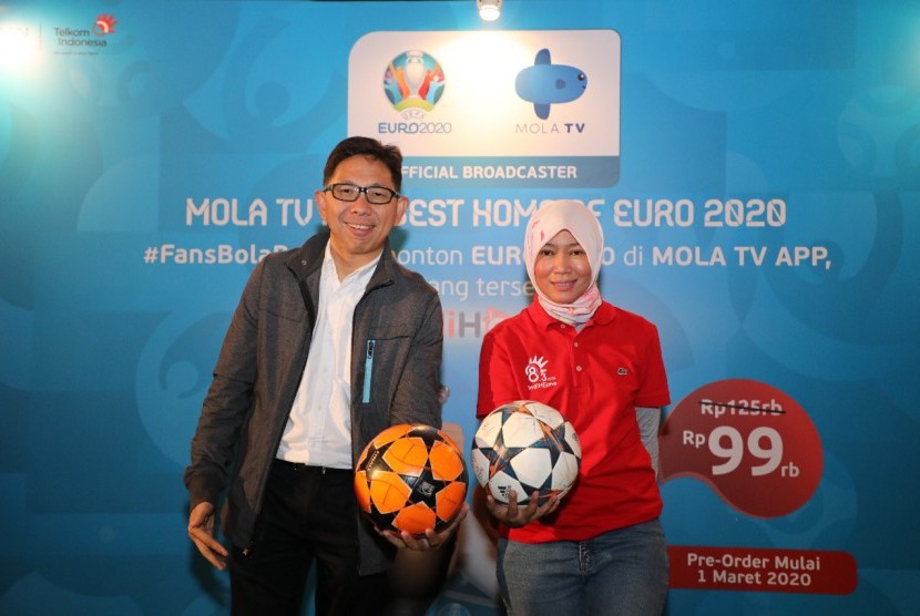 Direktur Consumer Service Telkom Siti Choiriana (kanan) mencoba spinning bola usai acara Press Conference IndiHome 2020 di Jakarta (24/2). IndiHome berupaya menyediakan tayangan yang menghibur serta berkualitas, dibuktikan dengan tayangan yang akan menjadi spesial di tahun 2020, yaitu UEFA EURO 2020. IndiHome bekerja sama dengan Mola TV App dalam menayangkan 51 pertandingan UEFA EURO 2020 secara lengkap di Mola TV App yang tersedia di TV Interaktif IndiHome.