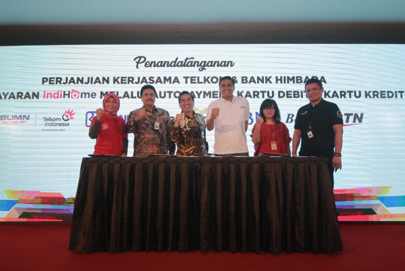 Direktur Consumer Service Telkom Siti Choiriana (paling kiri) dan Direktur Enterprise & Business Service Telkom Dian Rachmawan (paling kanan) berfoto bersama dengan Senior Vice President Divisi Hubungan Kelembagaan Bank BNI G.C Koen Yulianto (kedua kiri), Direktur Consumer Banking Bank BTN Budi Satria (ketiga kiri), Kepala  Divisi Kartu Kredit Bank BRI Wibawa Prasetyawan  (ketiga kanan), dan Senior Vice President Credit Card Group Bank Mandiri Vira Widyasari (kedua kanan) usai penandatangan perjanjian kerjasama antara PT Telkom Indonesia (Persero) Tbk dengan Himpunan Bank Negara (Himbara) di Yogyakarta, Rabu (30/1). 