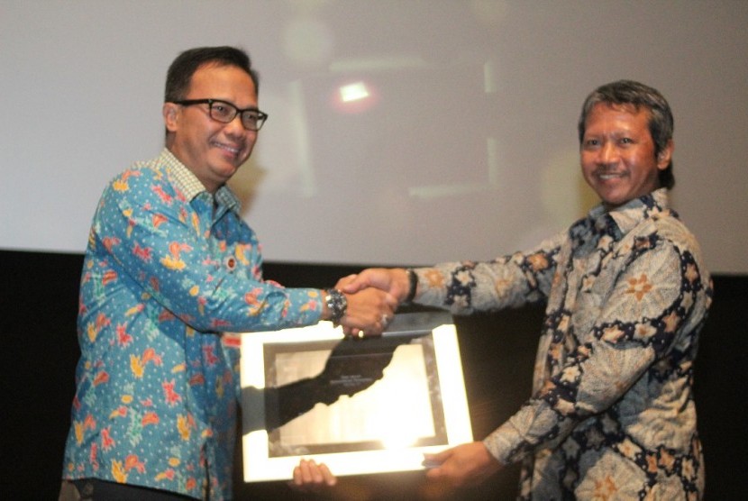   Direktur Dana Jasa Bank BJB Syariah Toto Susanto (kiri) menerima award dari perwakilan Dewan Syariah Nasional DR Hasanudin (kanan) dalam ajang Karim Award The Magnificent Seven 2017 di Epicentrum  XXI Rasuna, Jakarta, Selasa (9/5).