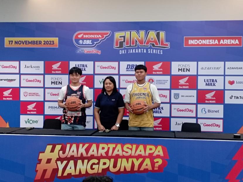 Direktur DBL Indonesia Masany Audri (tengah) diapit dua pemain dari SMA Bukit Sion dan SMA Jubilee yang akan berlaga di final DBL Seri Jakarta di Indonesia Arena, Jumat (17/11/2023).