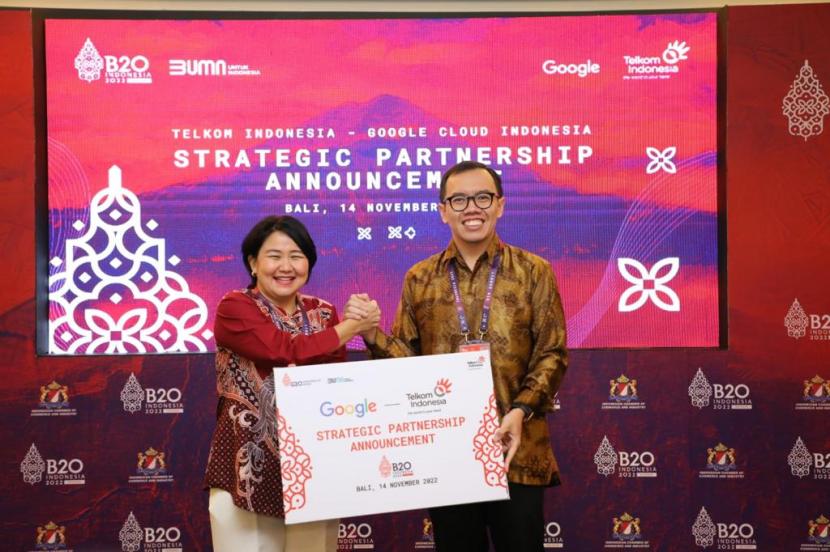Direktur Digital Bisnis Telkom M. Fajrin Rasyid (kanan) dan Country Director Google Cloud Indonesia Megawaty Khie (kiri) pada acara Strategic Partnership Announcement antara Telkom dan Google di Nusa Dua, Bali (14/11/2022).
