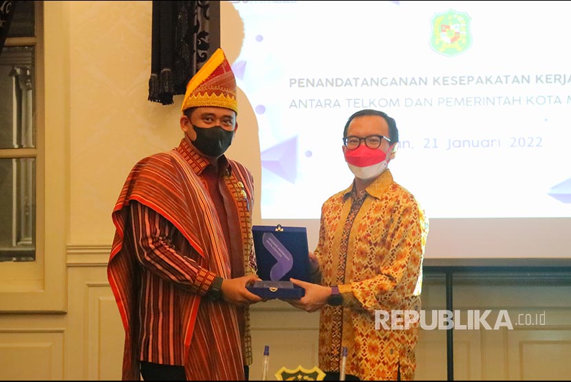 Walikota Medan Bobby Nasution (kiri). Wali Kota Medan, Sumatera Utara, Bobby Nasution terus memperkuat kolaborasi pelaku usaha mikro, kecil dan menengah (UMKM) lokal yang menerapkan digitalisasi dengan empat BUMN.