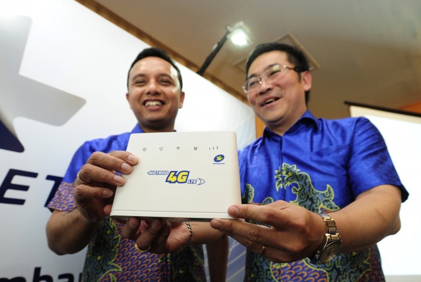 Direktur Digital Service Officer XL Ongki Kurniawan (kiri) dan VP Digital Service Accelerator Tanto Suryoto (kanan) memperlihatkan produk modem ketika peluncuran layanan XL INFINET di Jakarta, Kamis (24/3).