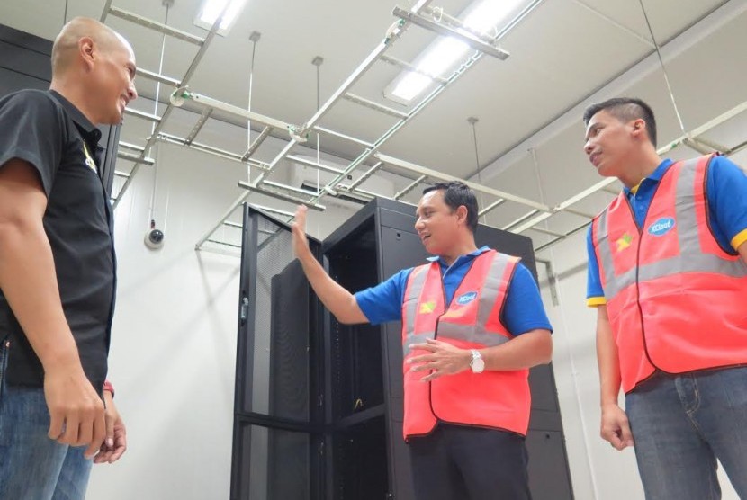 Direktur Digital Services XL Ongki Kurniawa dan VP North XL, Franky Rinaldo Pakpahan mendapat penjelasan soal data center modular.