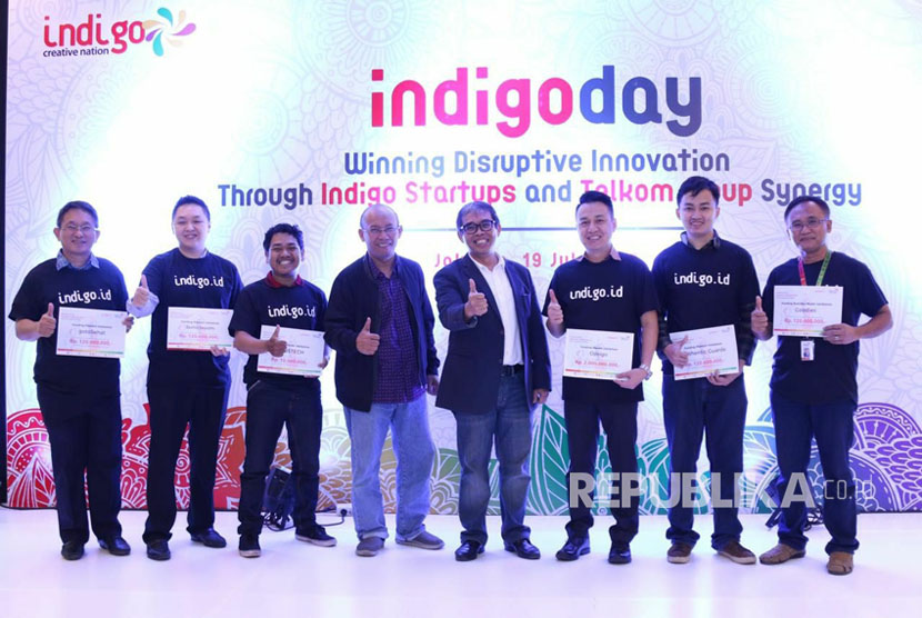 Direktur Digital & Strategi Portfolio PT Telkom David Bangun (kiri) dan EGM Divisi Digital Service Arief Musta'in (tiga kiri) berdiskusi dengan binaan mereka di Indigo.id di sela Indigo Demo Day, baru-baru ini. 