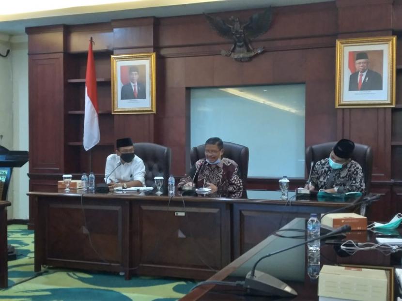 Direktur Diktis Kementerian Agama, Prof  Dr  Suyitno (tengah) memberikan pengarahan di acara  Rapat Koordinasi Bidang Akademik PTKIN di Jakarta, Jumat (4/12). 