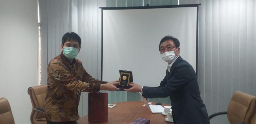 Direktur DISTP UI Ahmad Gamal dan President Cosmax Pharma Jin Choi.