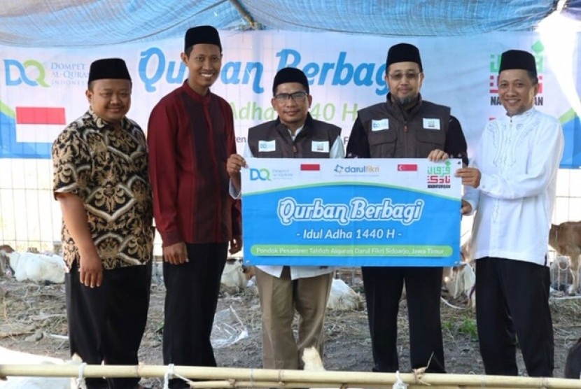 Direktur Dompet Alquran Indonesia Agung Heru Setiawan dan Abdul Rahman Bin Abdul Azis CSR Officer Nadi Furqon Singapura.