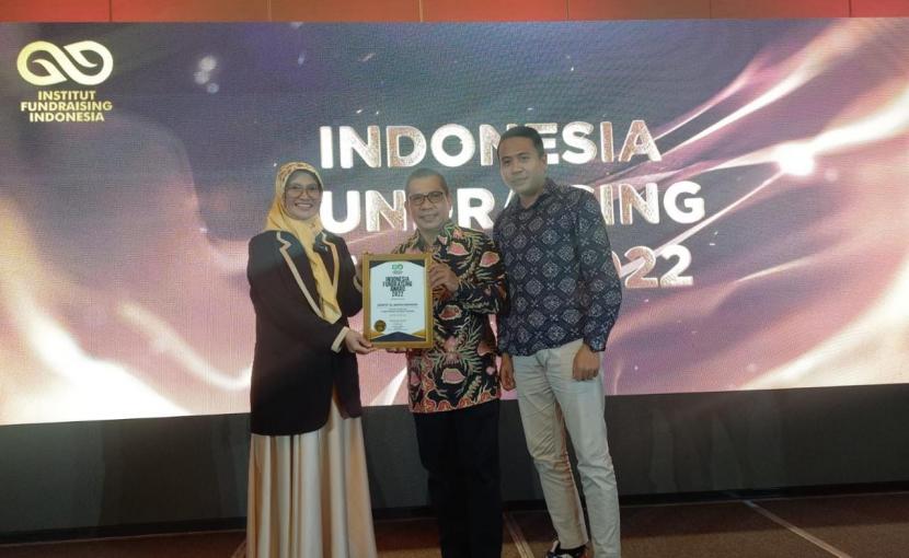 Direktur DQ, Agung Heru Setiawan saat  LAZ Dompet Al-Qur’an Indonesia (DQ) meraih penghargaan sebagai Best of The Best Fundraising Dakwah Terbaik 2022