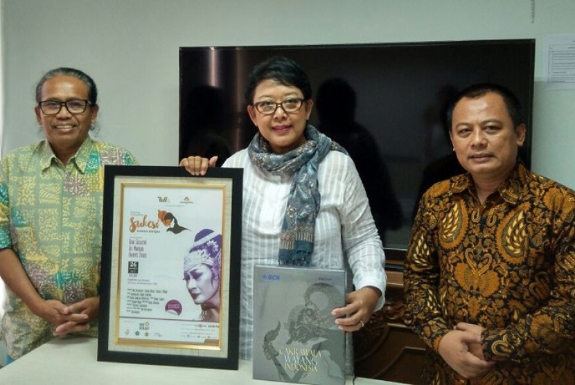 Direktur Edukasi Ekonomi Kreatif, Bekraf, Dra. Poppy Savitri menerima pemberian buku berjudul ‘Cakrawala Wayang Indonesia’ yang diterbitkan SENAWANGI (Sekretariat Nasional Pewayangan Indonesia), dan poster pementasan Drayang (Drama Wayang) ‘Sukesi Saskara 