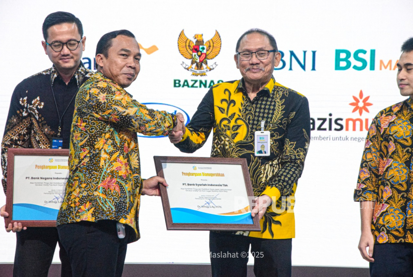 Direktur Eksekutif BSI Maslahat Sukoriyanto Saputro menerima penghargaan dari Menteri/Kepala BKKBN Wihaji di Jakarta, Rabu (15/10/2025).