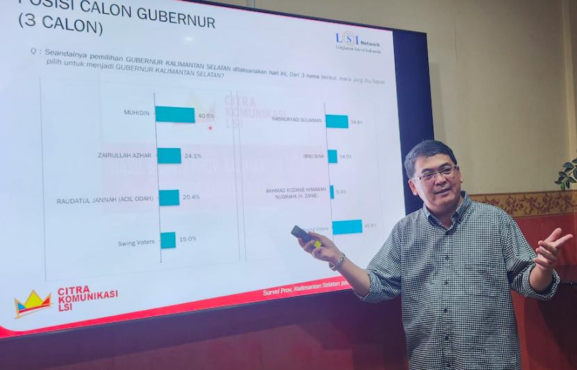 Direktur Eksekutif Citra Komunikasi LSI Denny JA, Toto Izul Fatah, saat memaparkan hasil survei Pilkada Kalimantan Selatan, Rabu (24/7/2024).