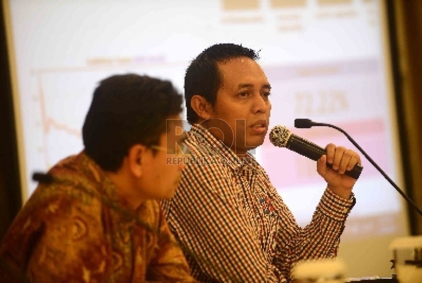 Direktur eksekutif Cyrus Network, Hasan Nasbi menjadi pembica dalama konfernsi pers lembaga-lembaga penyelenggara Quick Count Pilpres 2014 di Hotel Century, Jakarta, Kamis (10/7).