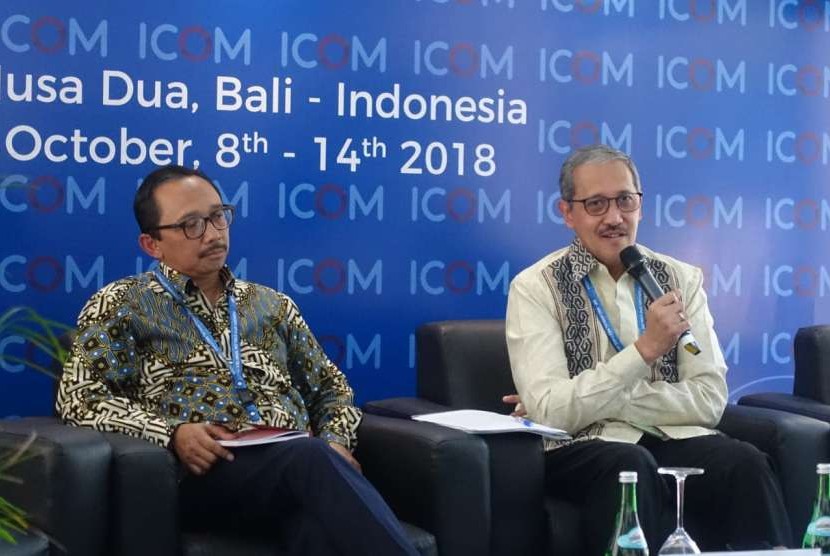 Direktur Eksekutif Dana Moneter Internasional (IMF) Juda Agung dan Deputi Gubernur Bank Indonesia Dody Budi Waluyo memberikan keterangan kepada media terkait kesepakatan IMFC di Nusa Dua, Bali pada Sabtu (13/10). 