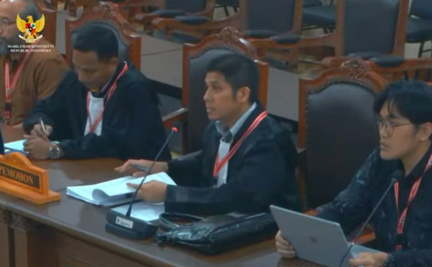 Direktur Eksekutif DECONSTITUTE, Harimurti Adi Nugroho (tengah) dan para pemohon, saat sidang di Mahkamah Konstitusi, Senin (25/8/2025). 