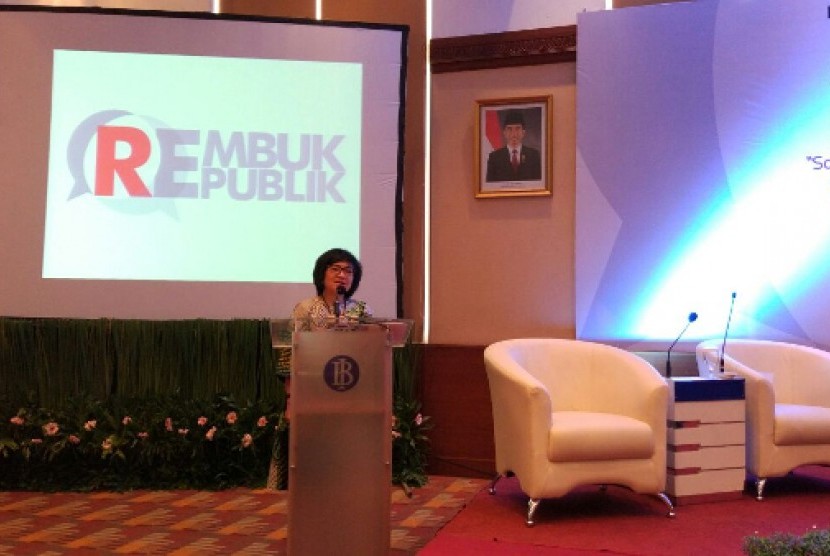 Direktur Eksekutif Departemen Kebijakan Sistem Pembayaran BI Eni V Panggabean memberikan presentasi langkah dan strategi Bank Indonesia dalam mengatasi ketimpangan ekonomi pada acara Rembuk Republik di Museum BI, Jakarta, Selasa (28/2).