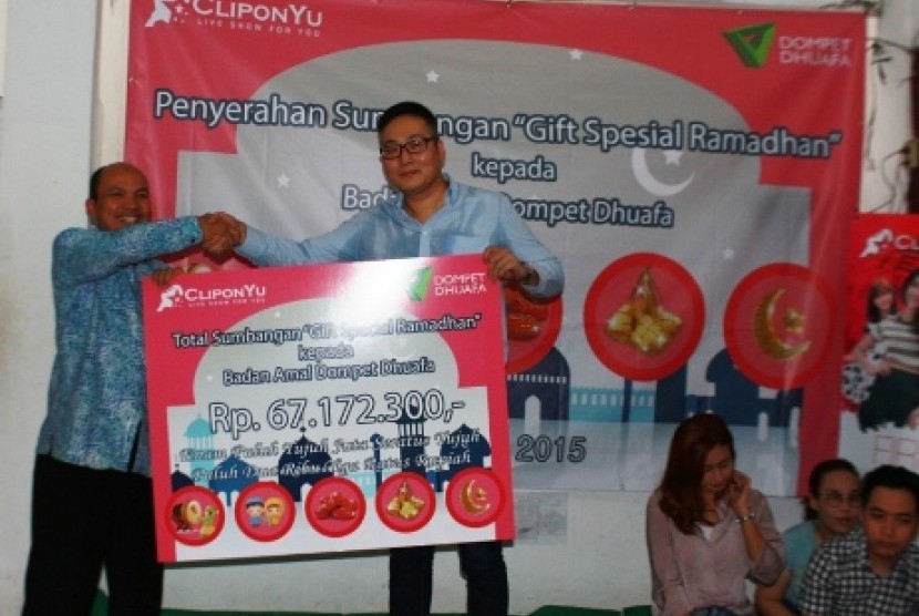 Direktur Eksekutif Dompet   Dhuafa Yuli Pujihardi (kiri) dan Project Director Cliponyu ,Ken Tao