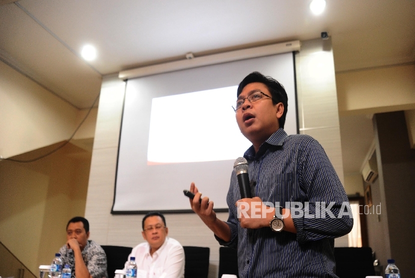 Direktur Eksekutif Indikator Politik Indonesia Burhanuddin Muhtadi (kanan) 