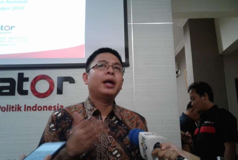 Direktur Eksekutif Indikator Politik Indonesia Burhanuddin Muhtadi saat menyampaikan hasil survei Elektabilitas Dua Pasangan Capres-Cawapres dan Peta Elektoral Pemilu Legistlatif 2019 kepada wartawan di Jakarta, Rabu (26/9).
