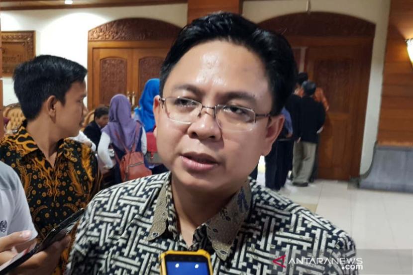 Direktur Eksekutif Indikator Politik Indonesia, Burhanuddin Muhtadi. Survei Indikator Politik Indonesia sebut elektabilitas PDIP ditempel ketat Gerindra.