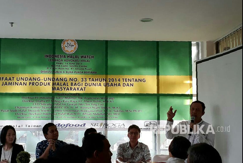 Direktur Eksekutif Indonesia Halal Watch (IHW), Ikhsan Abdullah, memberikan sambutan di diskusi Manfaat UU JPH (Ilustrasi) 
