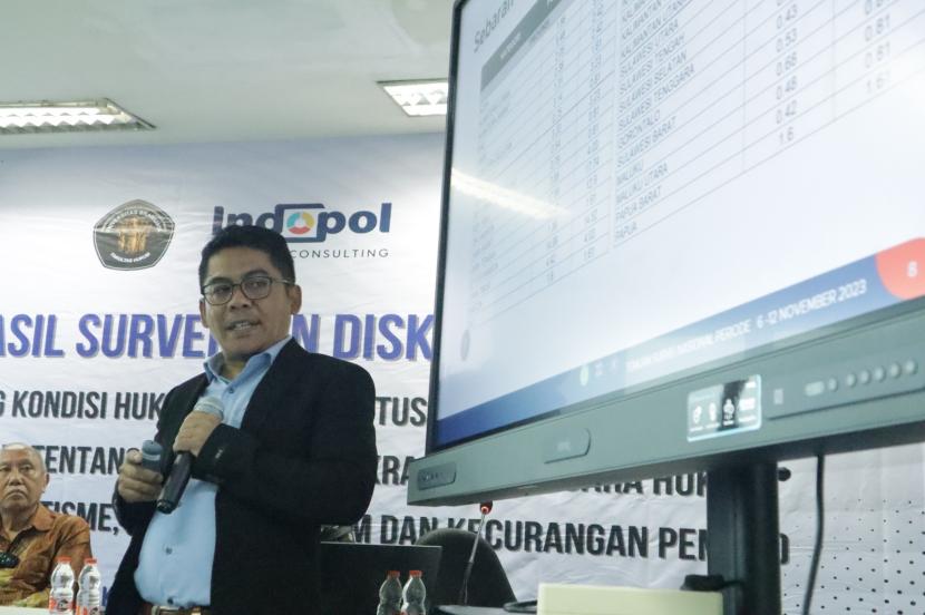 Direktur Eksekutif Indopol Survey Ratno Sulistiyanto memaparkan hasil survei terkini lembaganya, Kamis (8/2/2024).