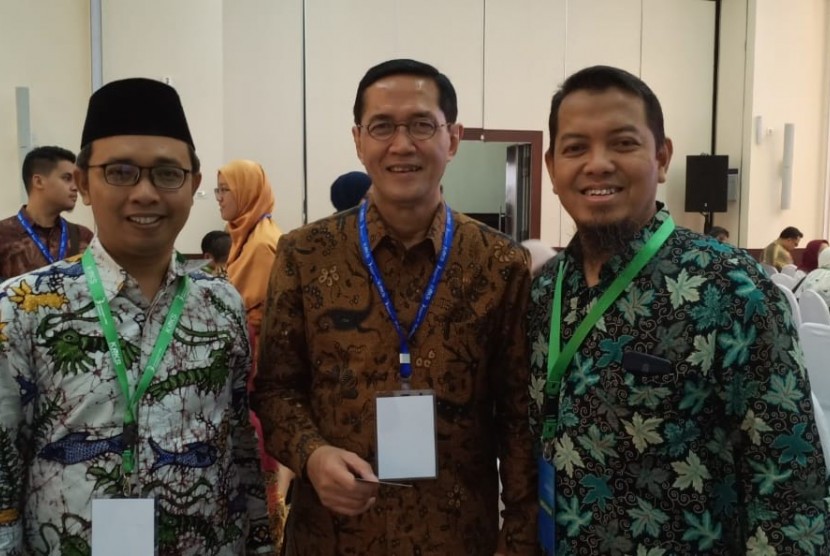Direktur Eksekutif Induk BTM Agus Yuliawan (kiri) dan Ketua JSM Bambang Wijonarko  (kanan), mengapit Direktur Eksekutif KNKS Vintje Rahardjo Soedigno.