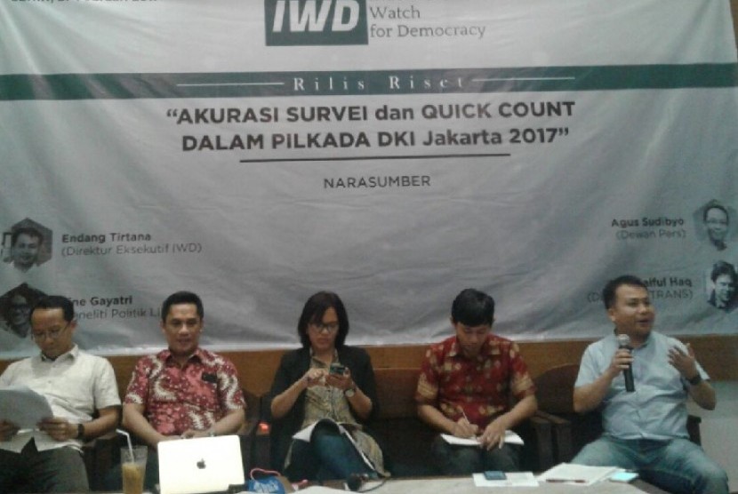   Direktur Eksekutif IWD Endang Tirtana (kanan) berbicara dalam diskusi di Jakarta, Senin (27/2). 