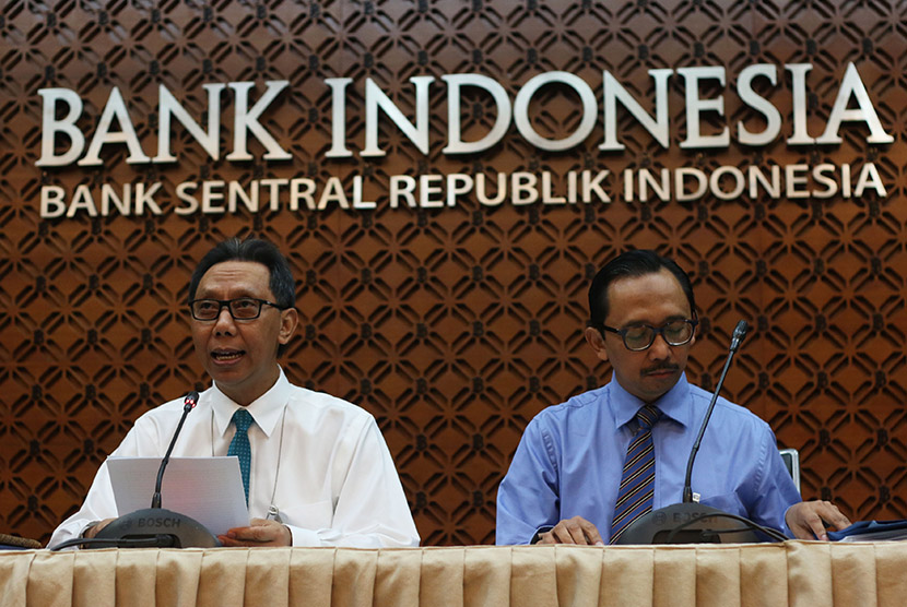 Direktur Eksekutif Kepala Departemen Komunikasi Bank Indonesia, Tirta Segara (kiri) 