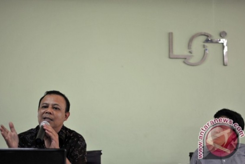  Direktur Eksekutif Lembaga Survei Indonesia (LSI) Dodi Ambardi (kiri) bersama Direktur Komunikasi LSI Burhanudin Muhtadi (kanan) memberi rilis survei awal Maret 2012 tentang Media Massa dan Sentimen terhadap partai politik menjelang pemilu 2014 di kantor 