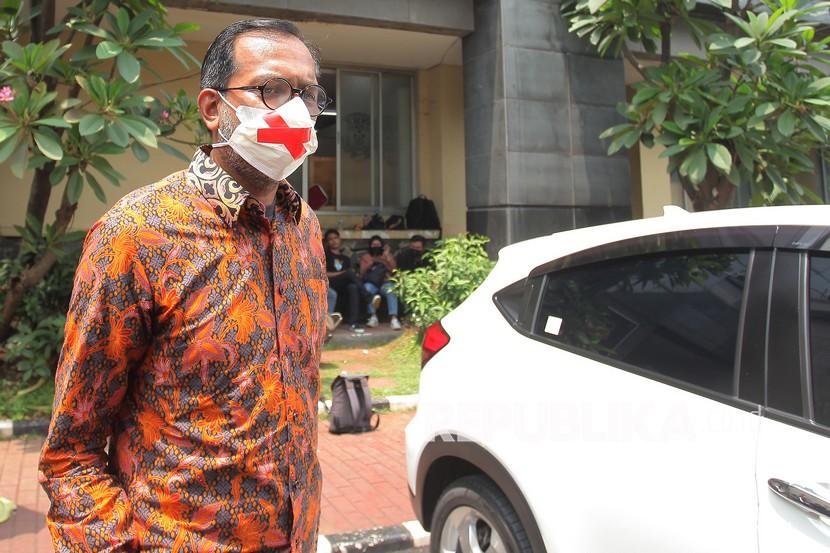 Direktur Eksekutif Lokataru Haris Azhar berjalan keluar Gedung Ditreskrimum Polda Metro Jaya, Jakarta. Haris menyatakan siap meladeni gugatan Luhut Binsa Pandjaitan di pengadilan. (ilustrasi)