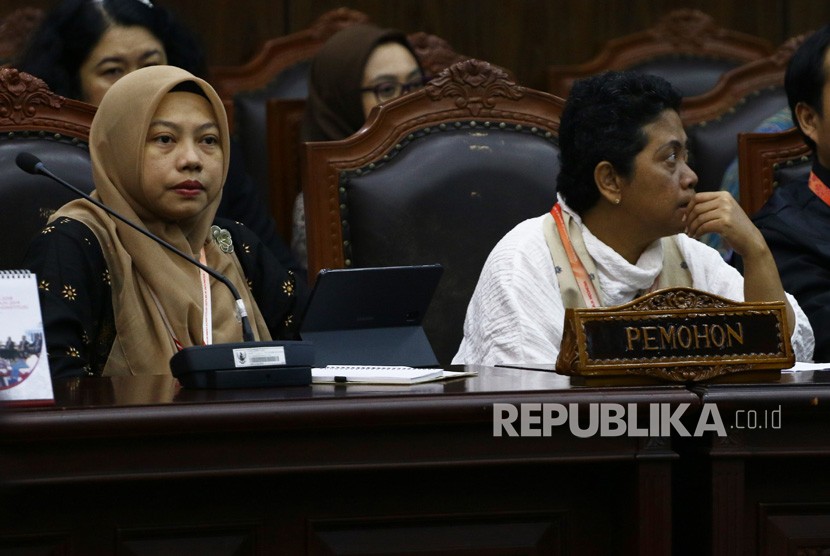 Anggota Dewan Pembina Perludem Titi Anggraini (kiri) bersama Sekjen Koalisi Perempuan Indonesia (KPI) Dian Kartikasari menghadiri sidang putusan Perkara Nomor 75/PUU-XVII/20 sebagai pemohon di Gedung Mahkamah Konstitusi, Jakarta, Rabu (29/1/2020).