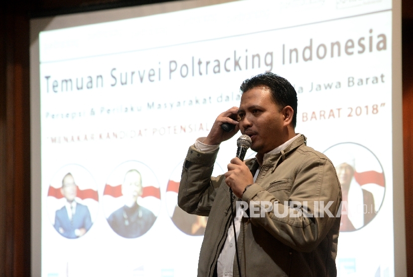  Direktur Eksekutif Poltracking Hanta Yuda memberikan paparan hasil survey Pilkada Jawa Barat 2018 di Jakarta, Kamis (8/6).
