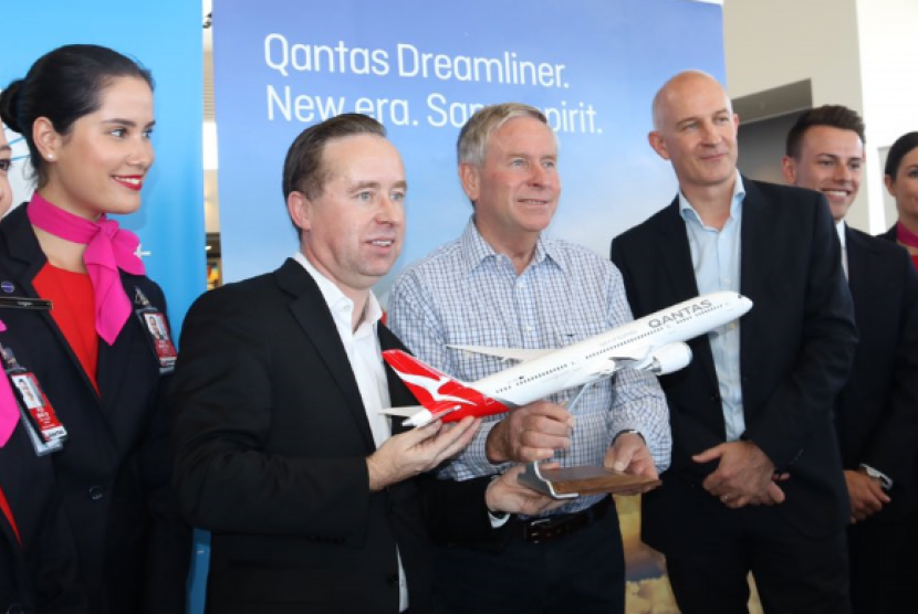 Direktur Eksekutif Qantas Alan Joyce dan Menteri Utama WA Premier Colin Barnett mengumumkan rute langsung Perth-London di tahun 2018.