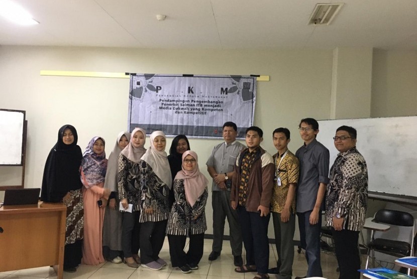 Direktur Eksekutif Salman ITB, Eri Marawijaya (kelima dari kanan), berfoto bersama dosen Tim PKM Unisba dan sebagian peserta pelatihan, seusai pembukaan acara Kamis (20/2/2020).